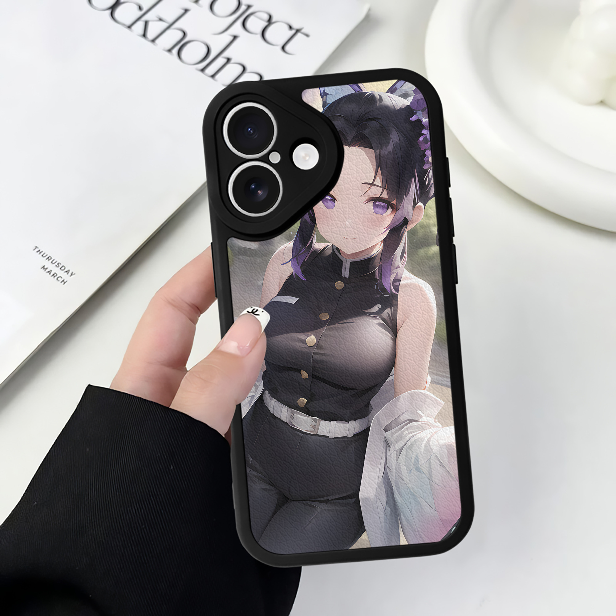 （画像用） 鬼滅の刃（きめつのやいば）蟲柱-胡蝶 しのぶ／こちょう しのぶ Kochou Shinobu 【iPhone 16シリーズ対応】シリコンスマホケース（レザー調） 材質：シリコン
